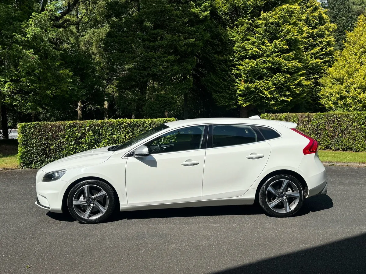 2014 Volvo v40 R-Design,, auto - Image 4