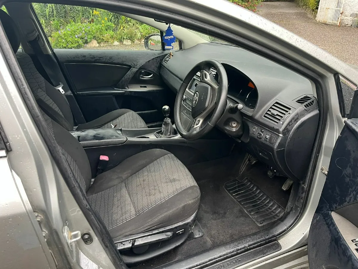 Toyota Avensis 2011 - Image 4