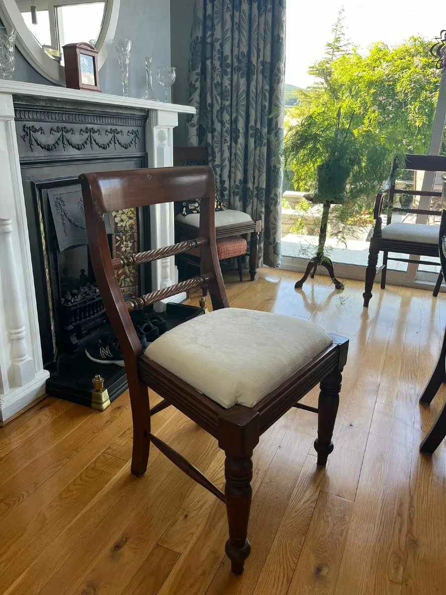 Table and Chairs - Image 3