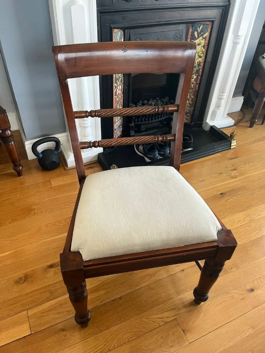 Table and Chairs - Image 4