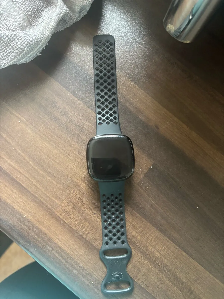 Fitbit Versa 4 - Image 1