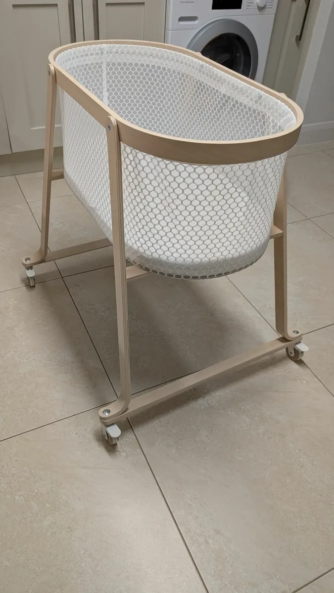 Bassinet on wheels - Image 1