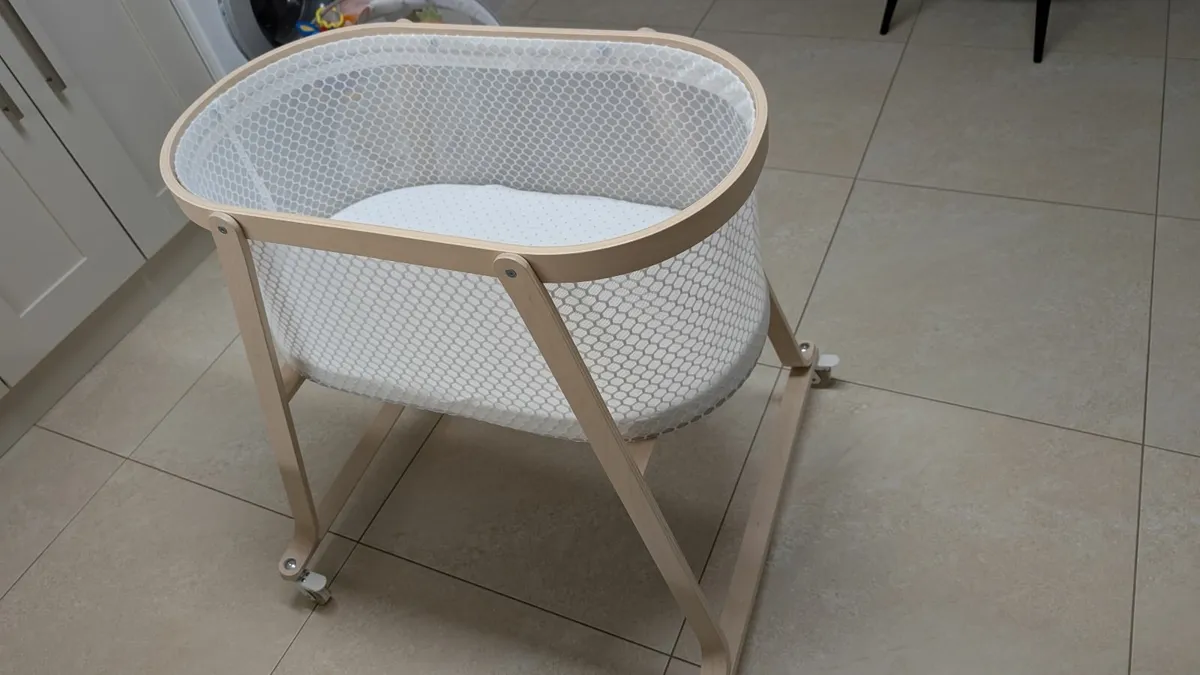 Bassinet on wheels - Image 2