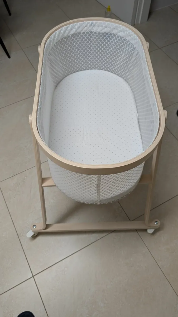 Bassinet on wheels - Image 3