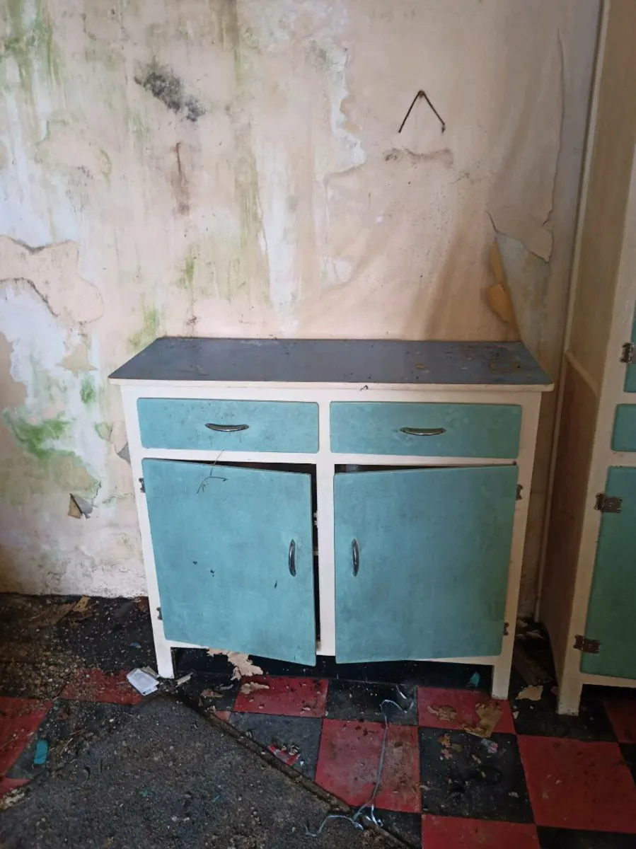 Antique kitchen units - Image 2