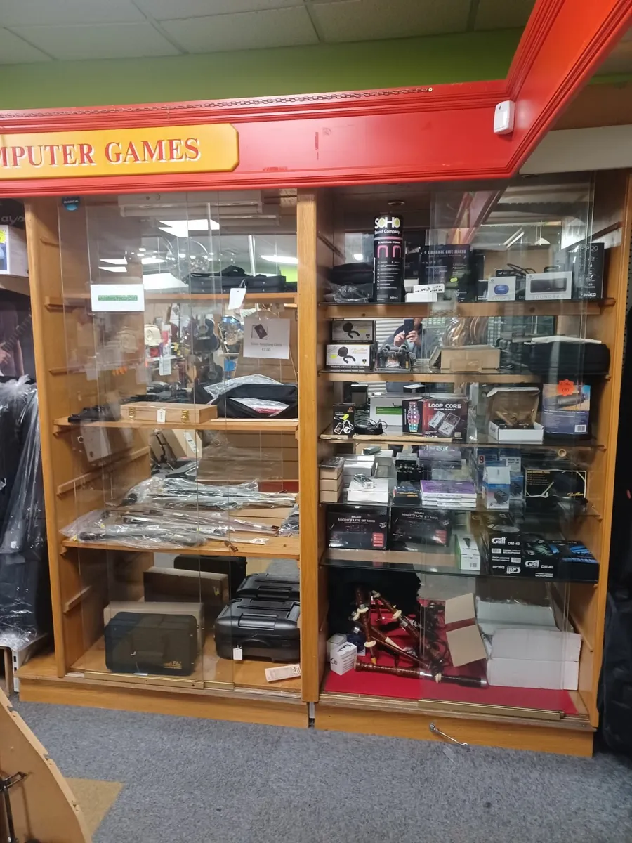 Display cabinets - Image 1