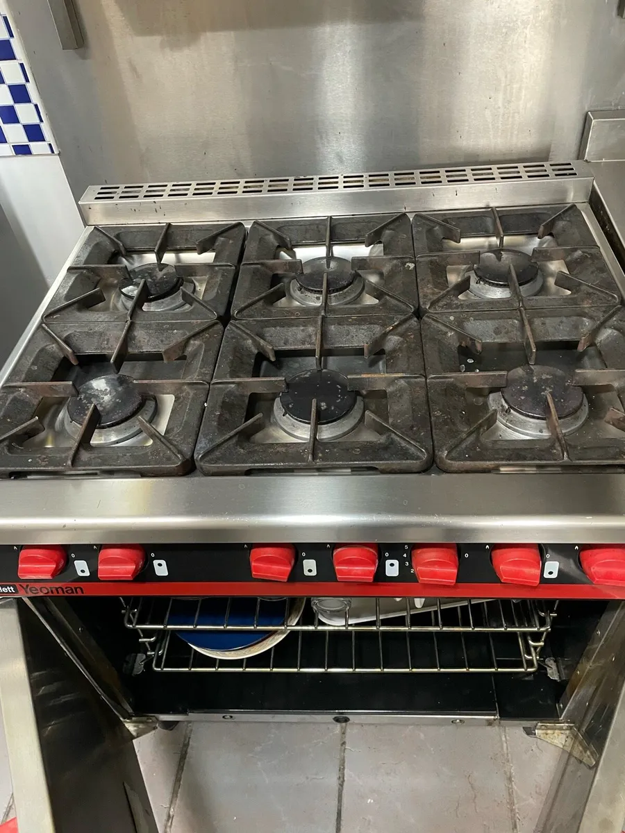 Gas hob and oven - Image 1