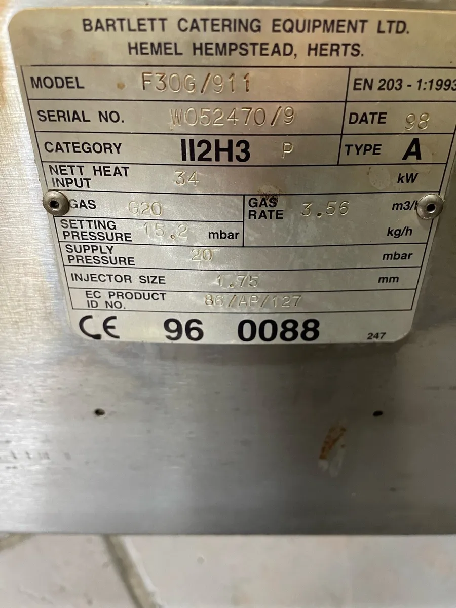 Gas hob and oven - Image 2
