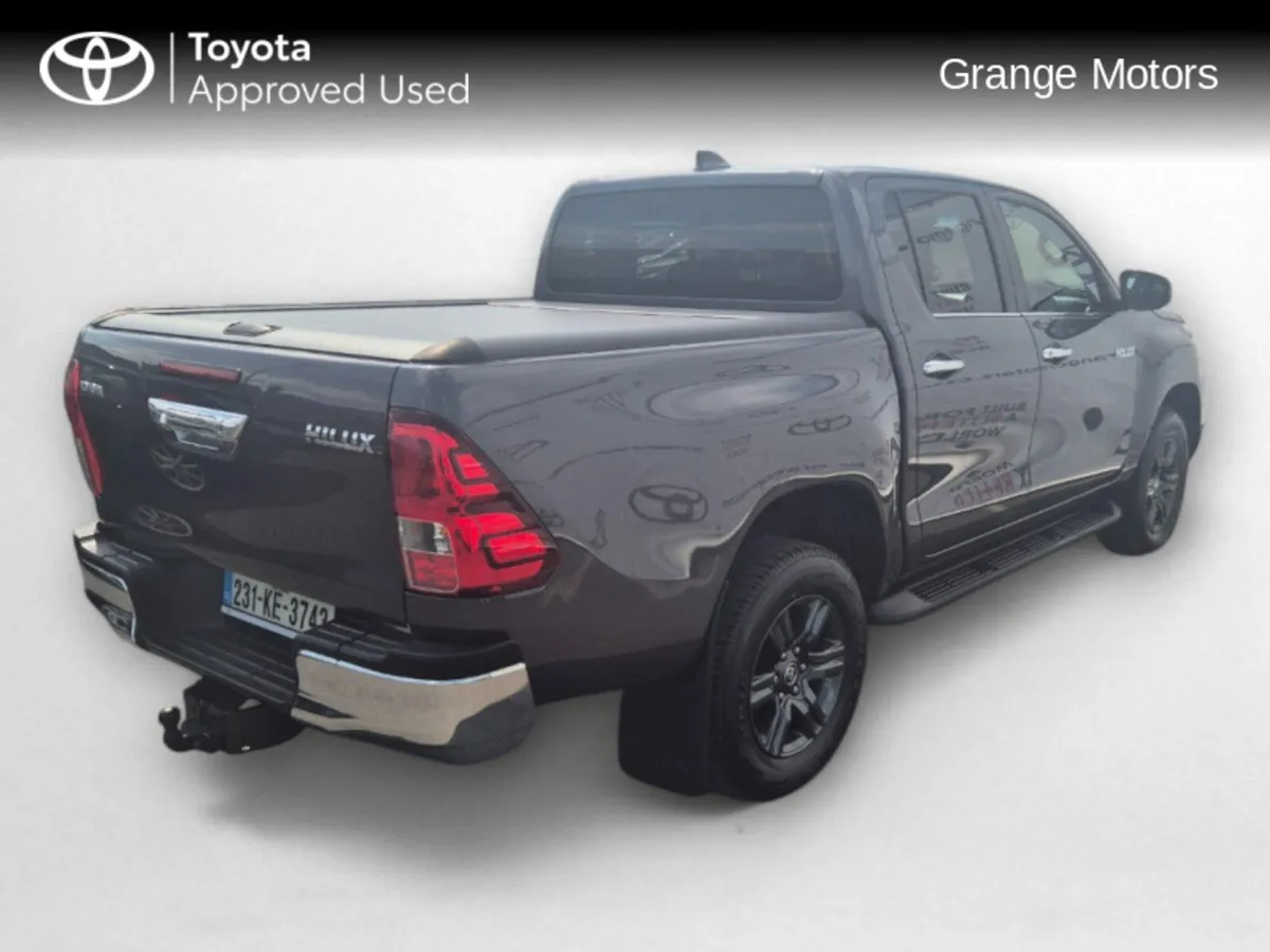 Toyota Hilux 2.8 SR5 DOUBLE CAB**V.A.T INVOICE** - Image 3