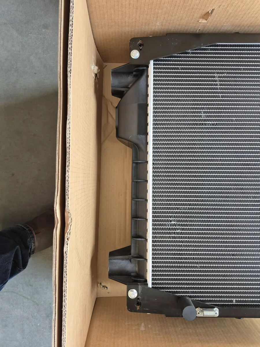 CNH CASE NEW HOLLAND BRAND NEW RADIATOR DAMAGED - Image 2