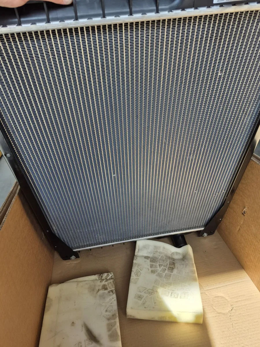 CNH CASE NEW HOLLAND BRAND NEW RADIATOR DAMAGED - Image 3