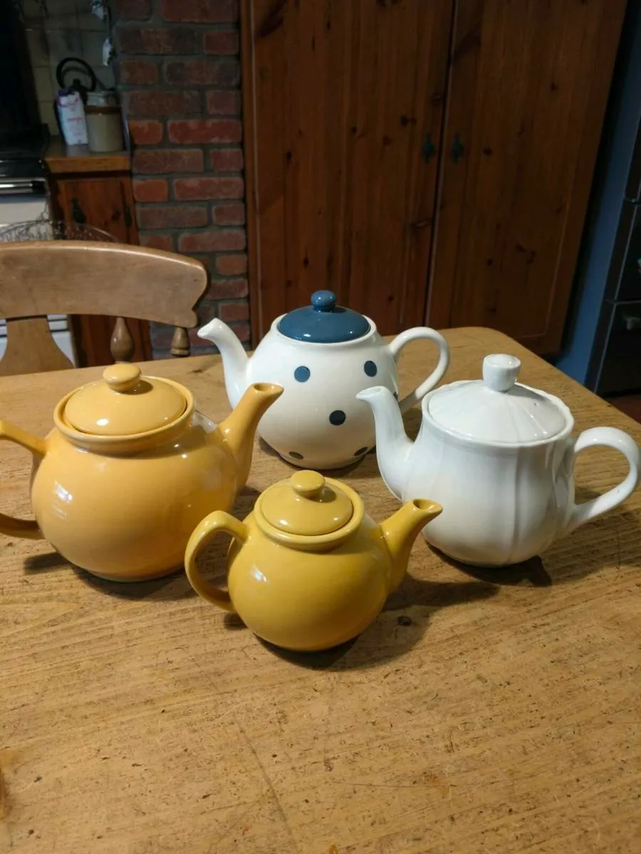 4 Ceramic teapots 3 large, 1 small. All 3 perfect. - Image 1