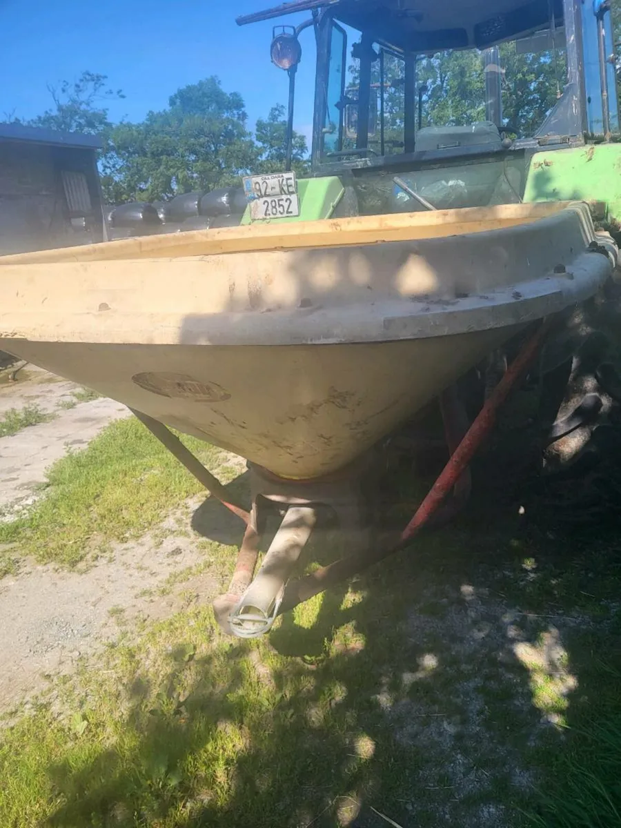 Fertiliser spreader - Image 1