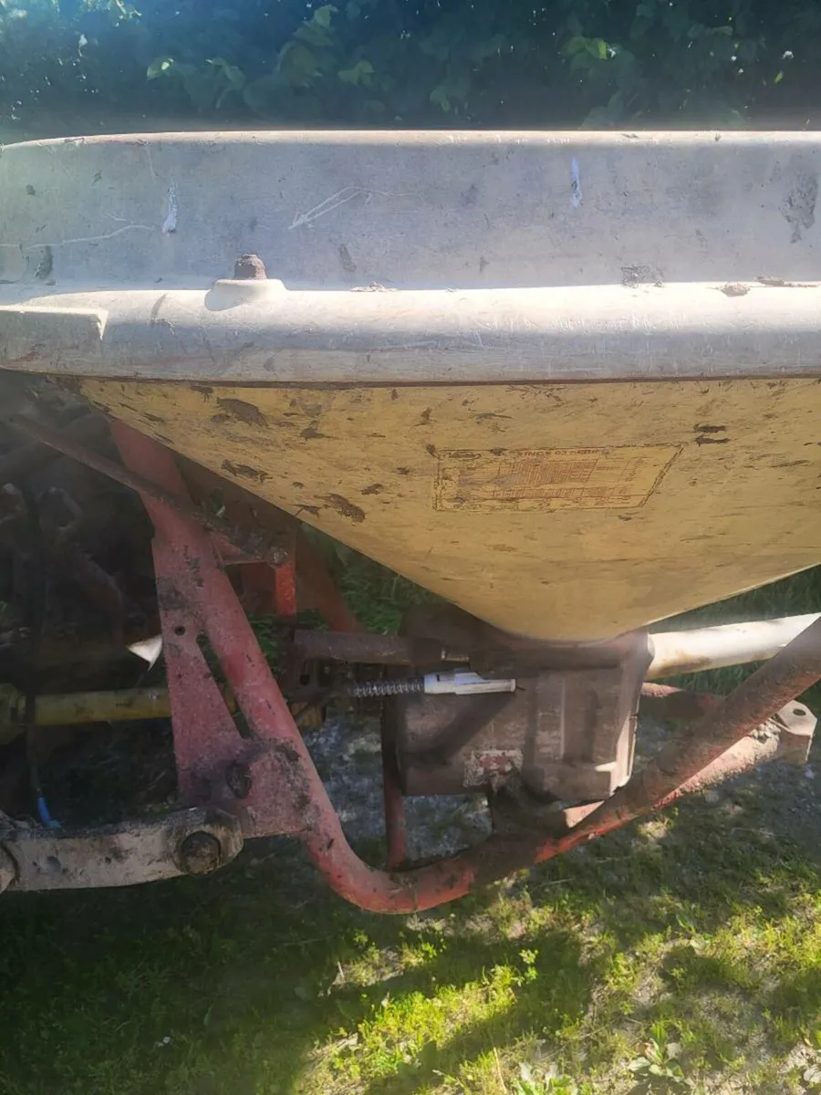 Fertiliser spreader - Image 2