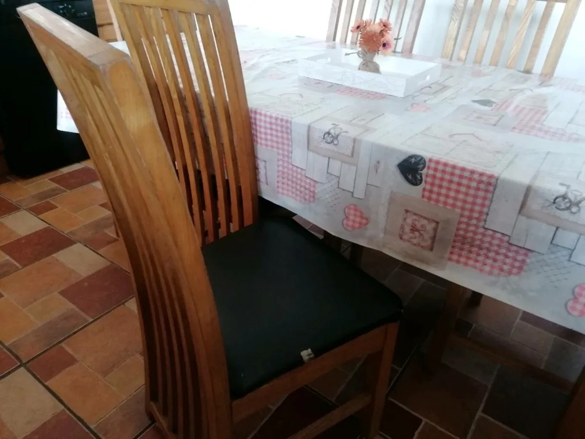 Solid oak table & chairs - Image 3