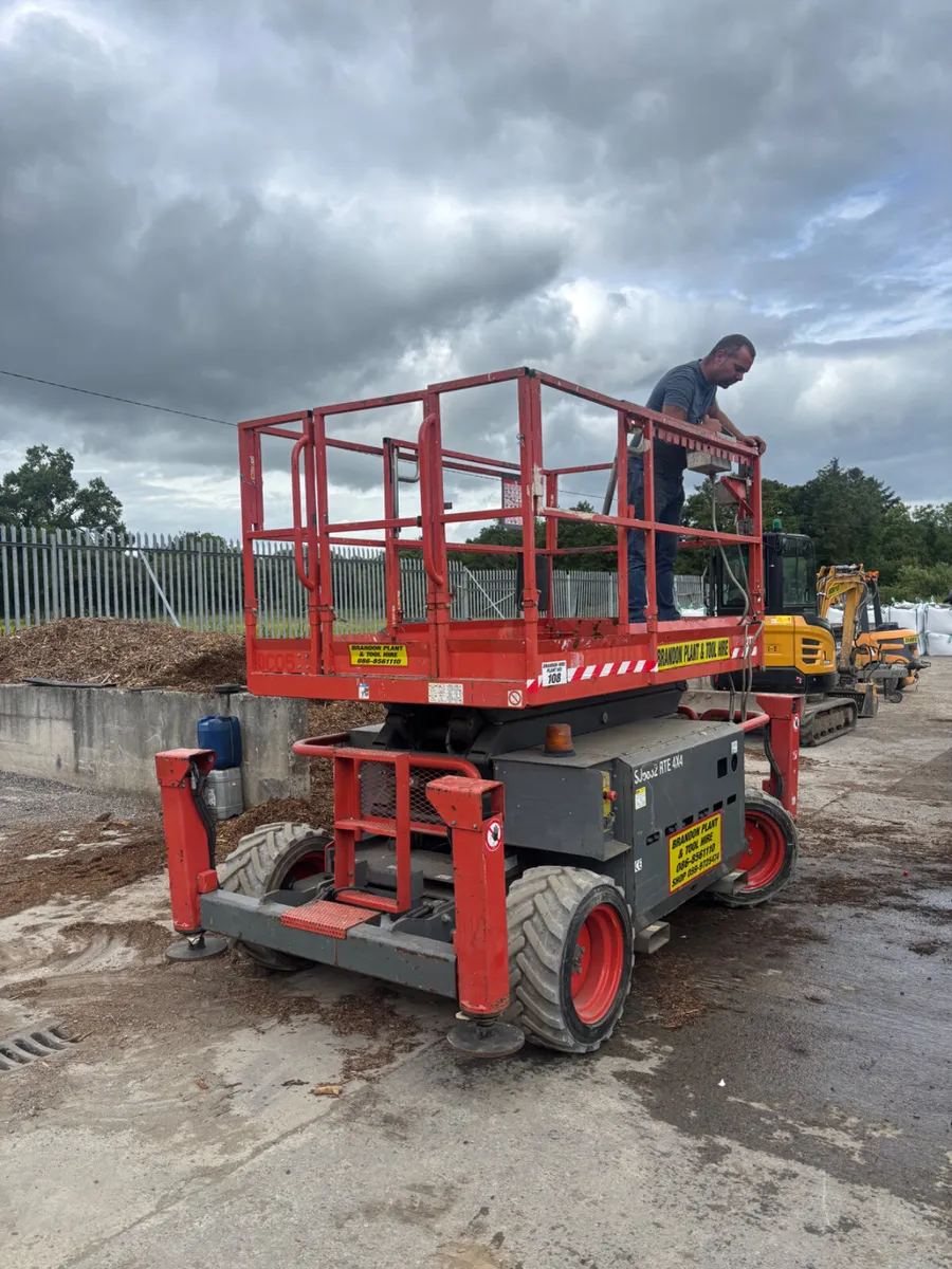 Rough terrain scissor lift - Image 2