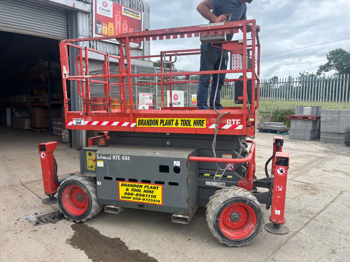 Rough terrain scissor lift - Image 1