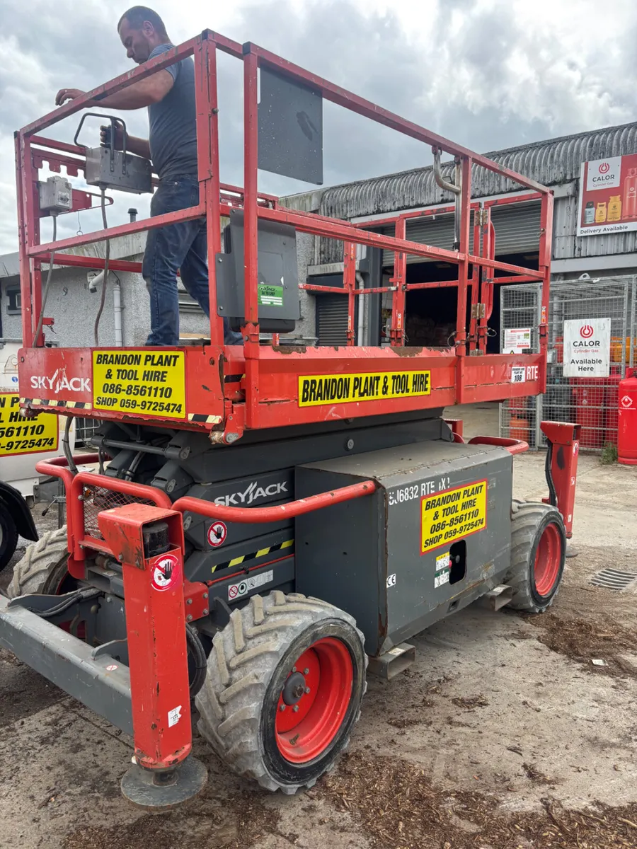 Rough terrain scissor lift - Image 3