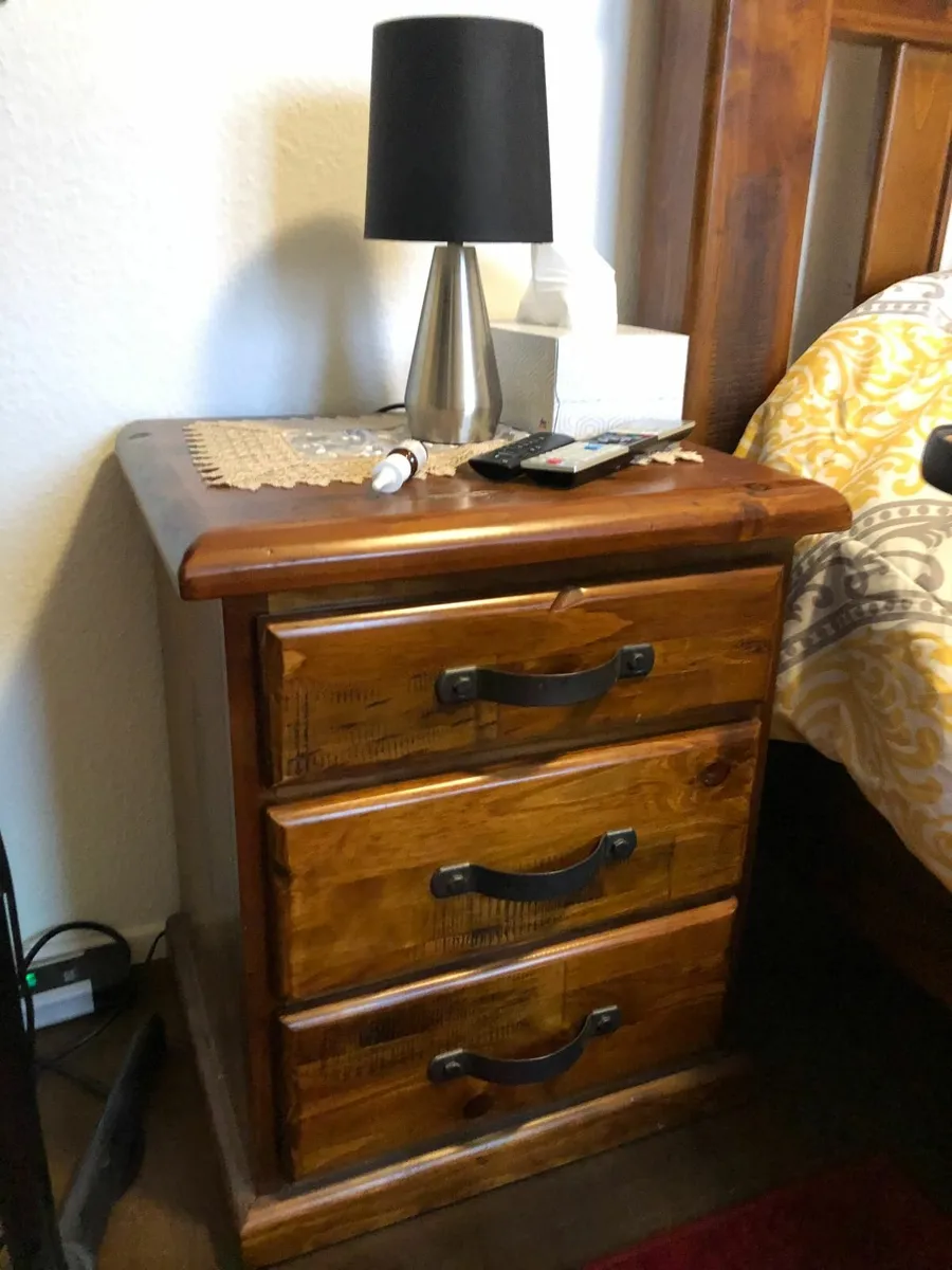 Queen Bed with Queen Mattress, x2 matching Bedside - Image 4