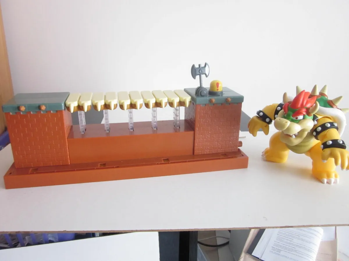 Super Mario Deluxe Bowser Battle Playset - Image 3