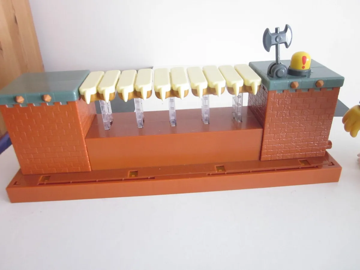 Super Mario Deluxe Bowser Battle Playset - Image 4