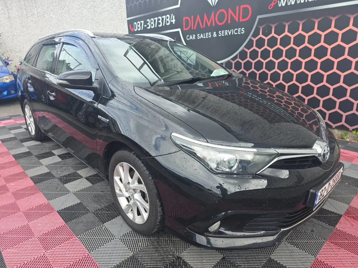 182 TOYOTA AURIS HYBRID LUNA TOURING SPORT - Image 1
