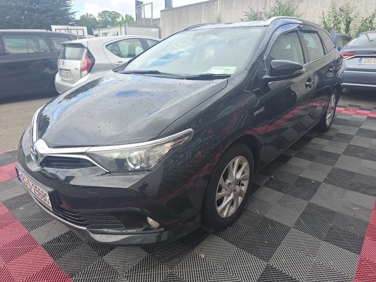 182 TOYOTA AURIS HYBRID LUNA TOURING SPORT - Image 3