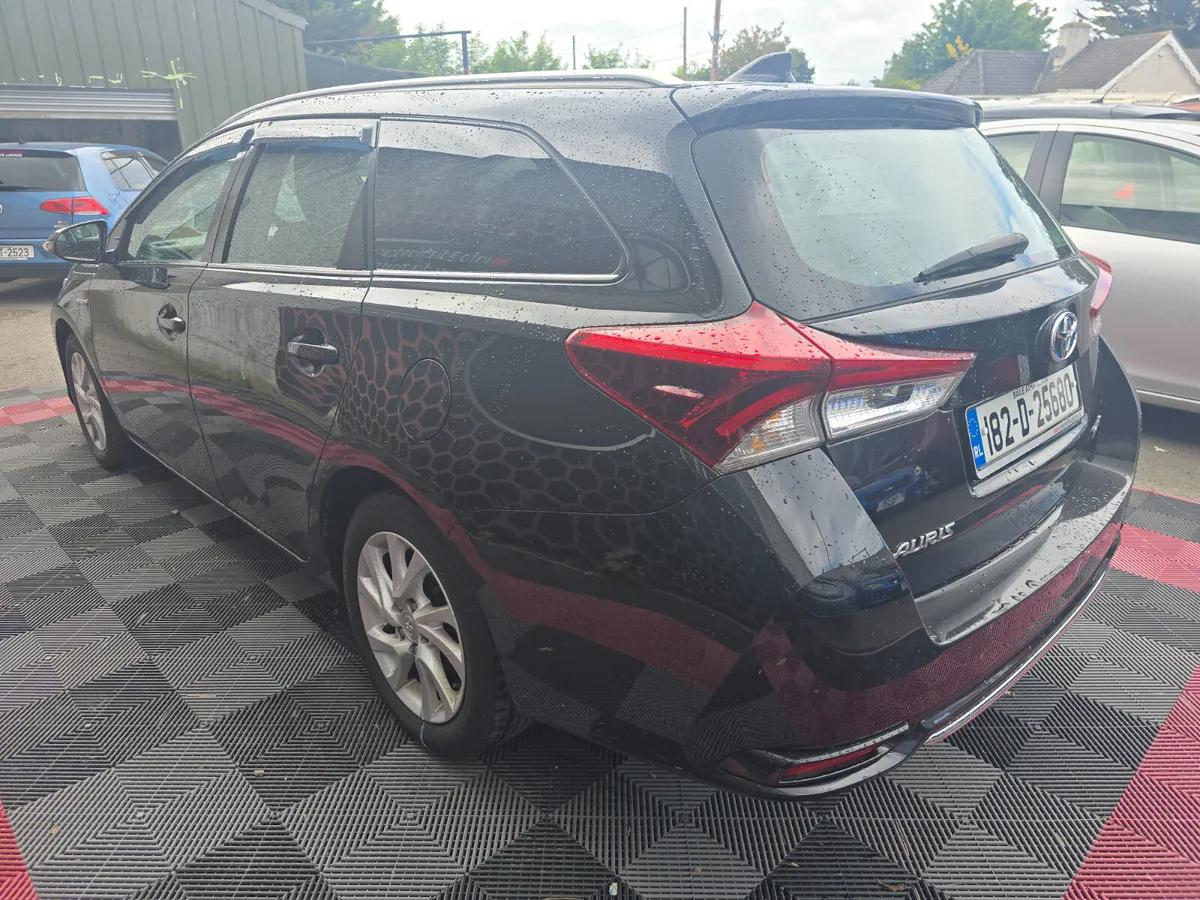 182 TOYOTA AURIS HYBRID LUNA TOURING SPORT - Image 4