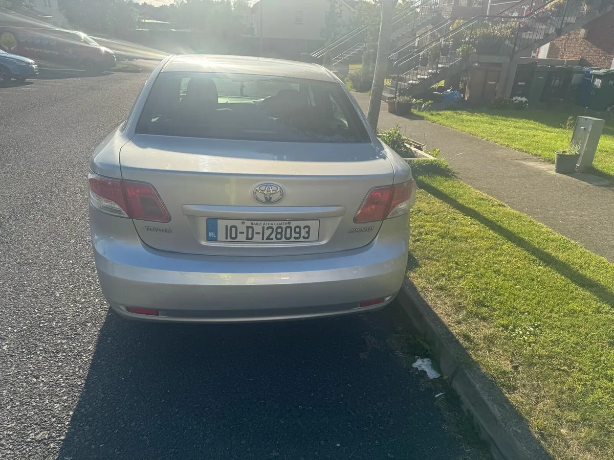 Toyota avensis 2010 - Image 2