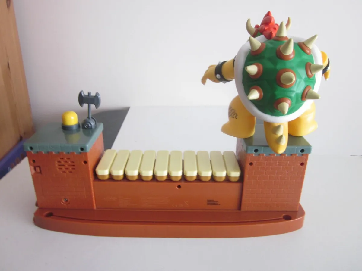 Super Mario Deluxe Bowser Battle Playset - Image 2