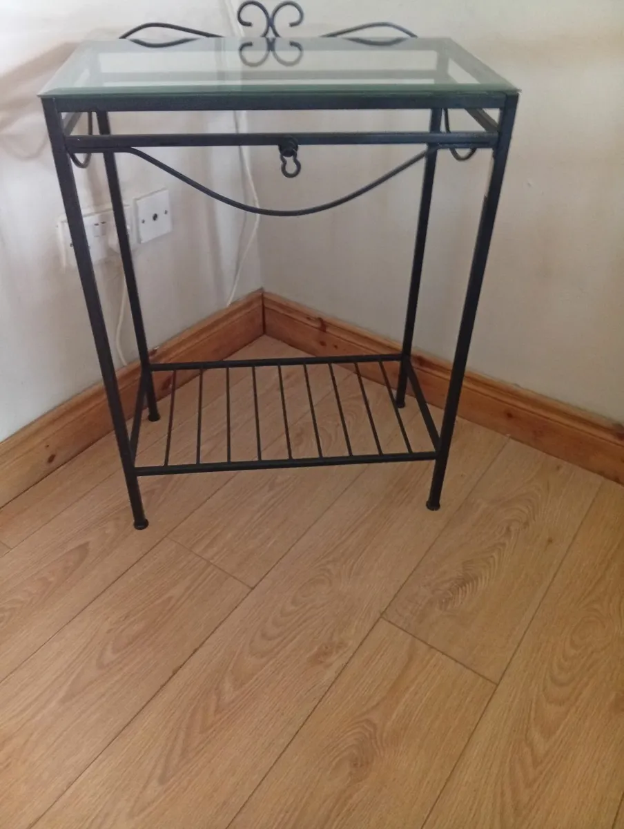 Hall Quality Modern table with glass top - Image 3