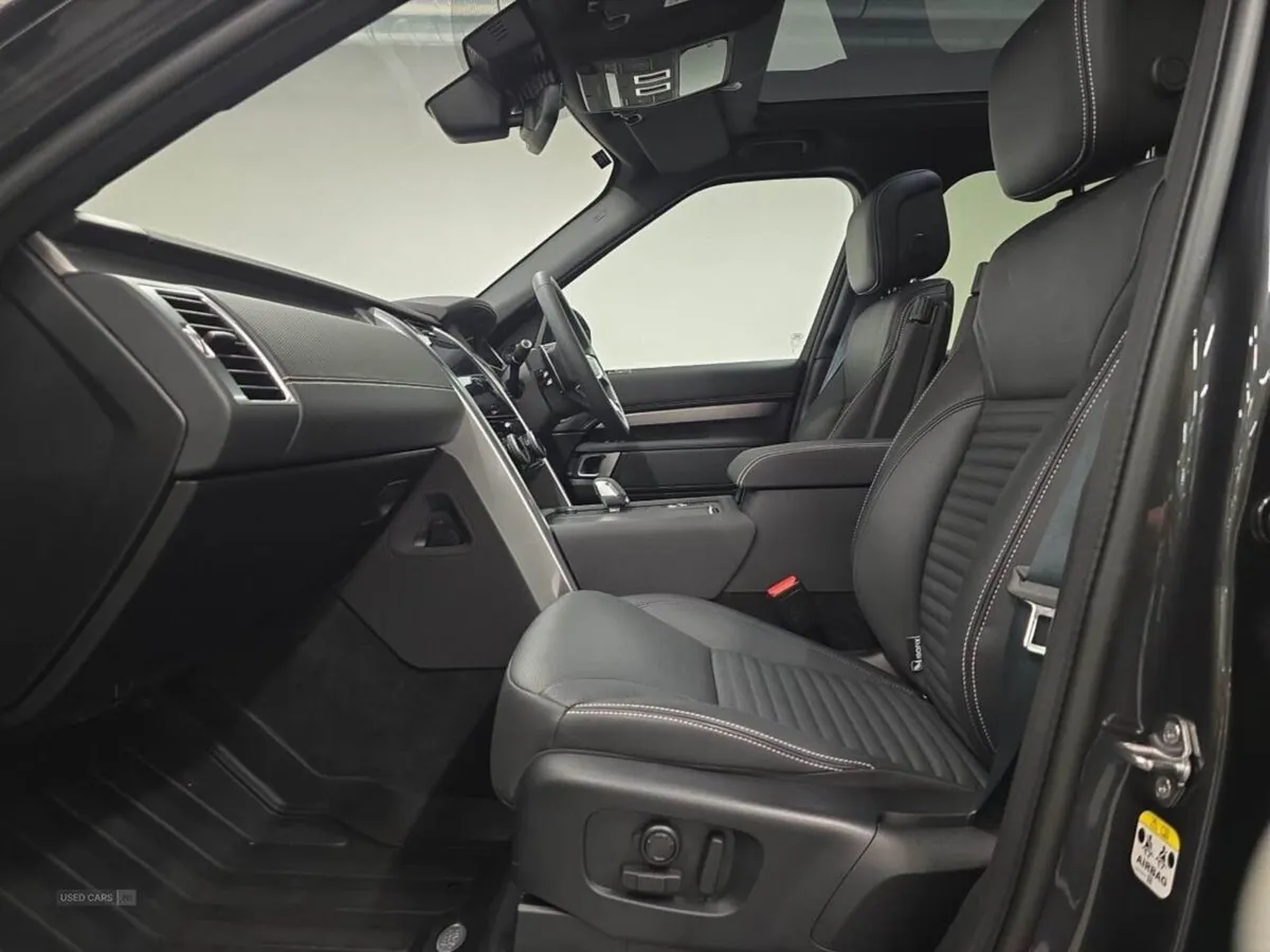 Land Rover Discovery 3.0 D300 Dynamic SE 5dr Auto - Image 3