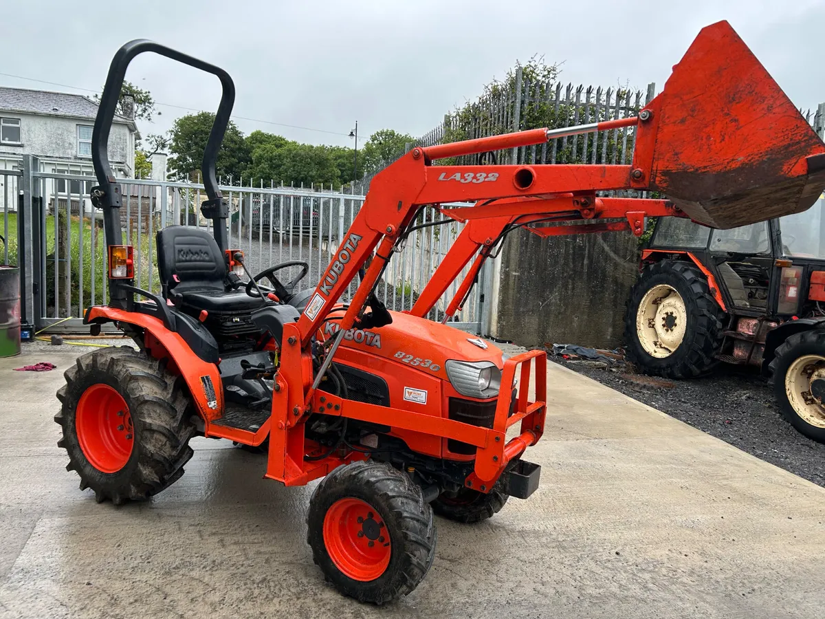 Kubota B2530 Compact Tractor with Loader - Image 2