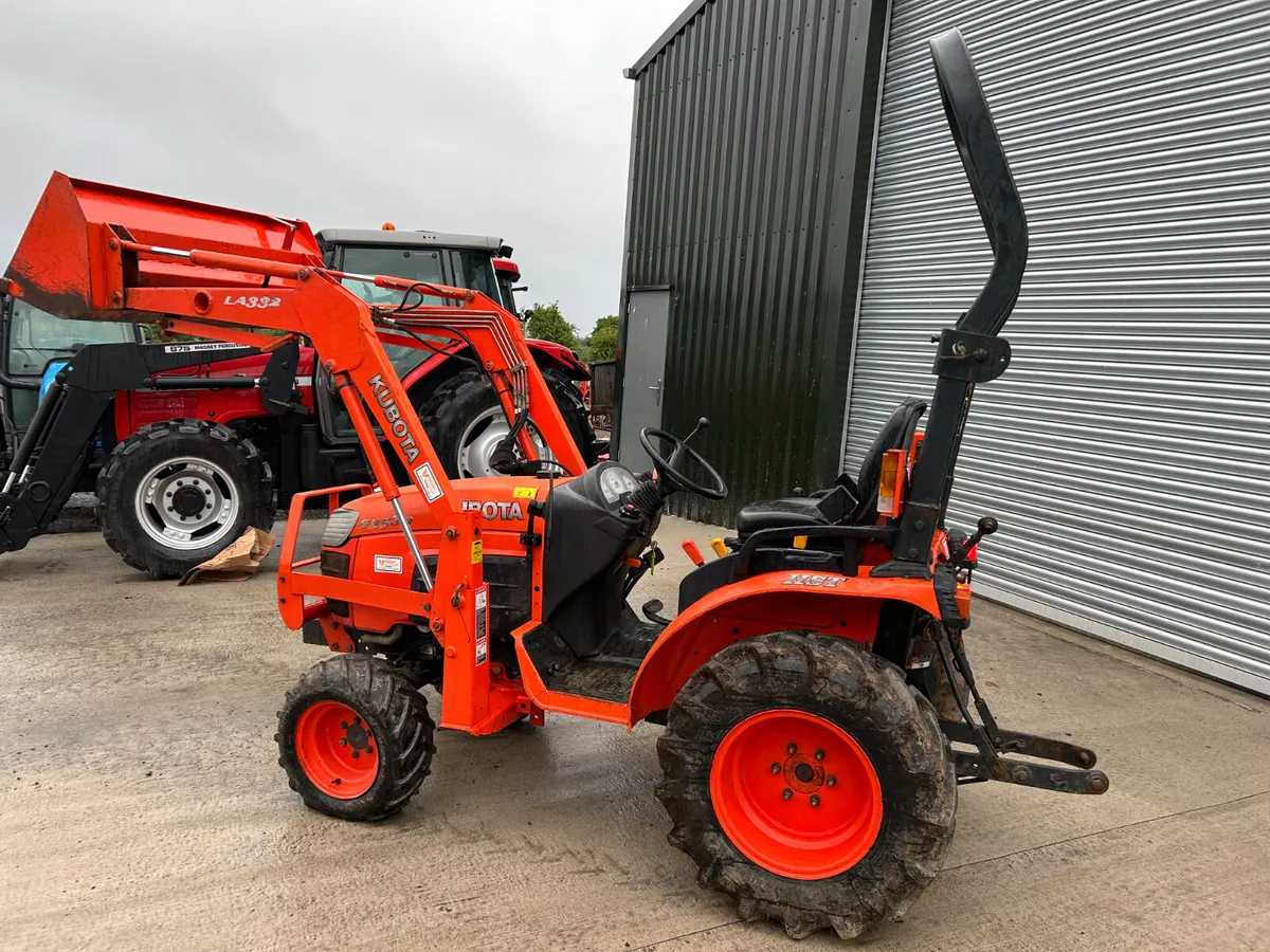 Kubota B2530 Compact Tractor with Loader - Image 4