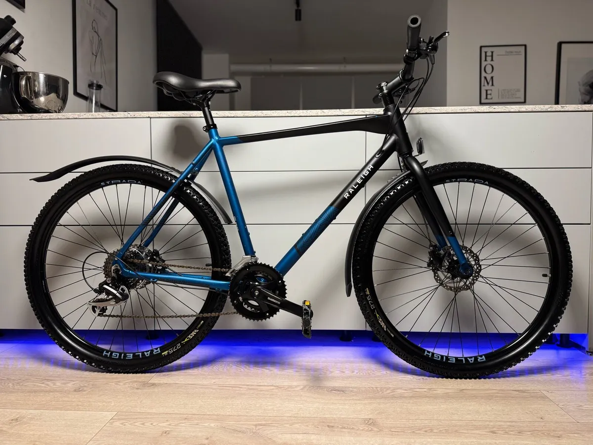 Raleigh Strada City Hybrid Bike - Image 1