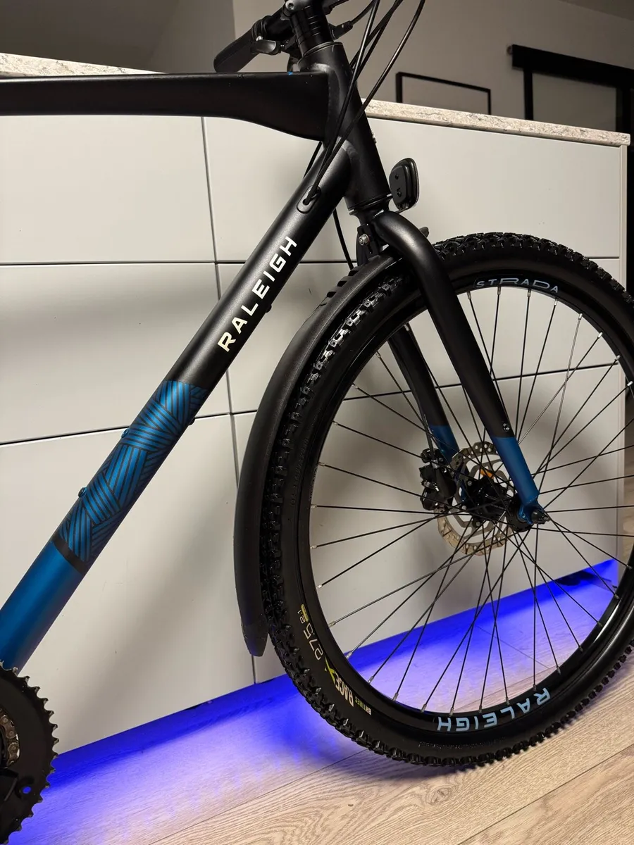 Raleigh Strada City Hybrid Bike - Image 3