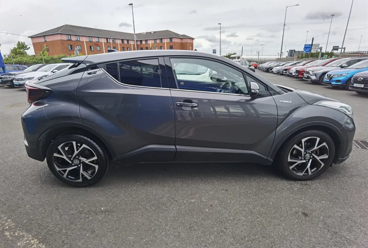 TOYOTA C-HR 1.8 DESIGN AUTOMATIC PETROL HYBRID - Image 4