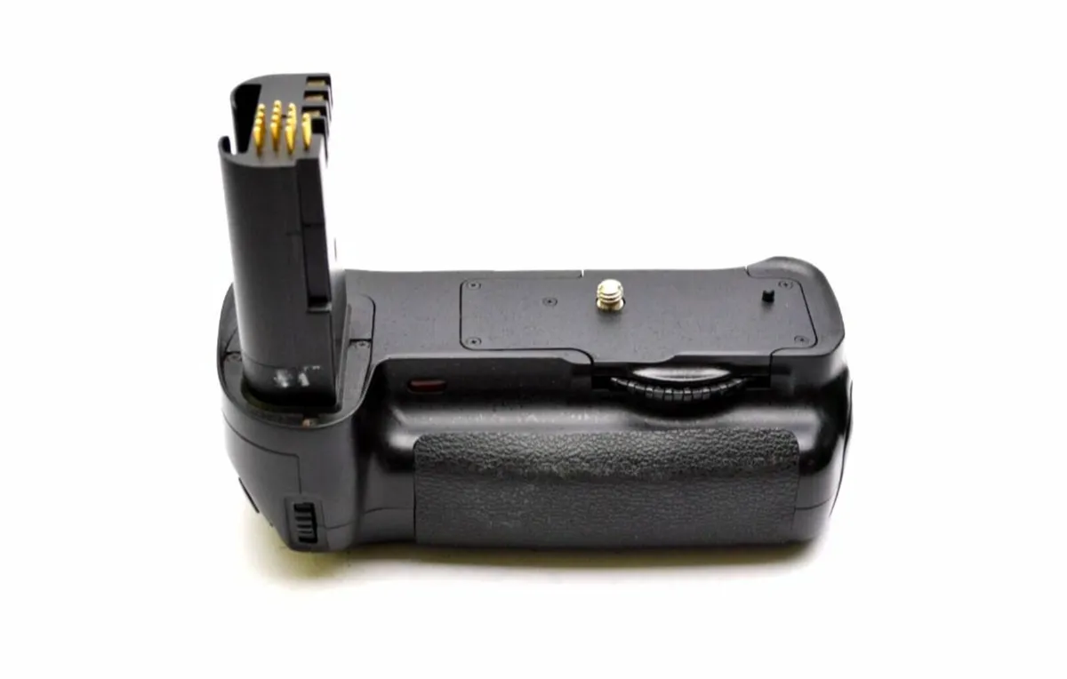 Vertical control battery grip for Nikon D200 - Image 1