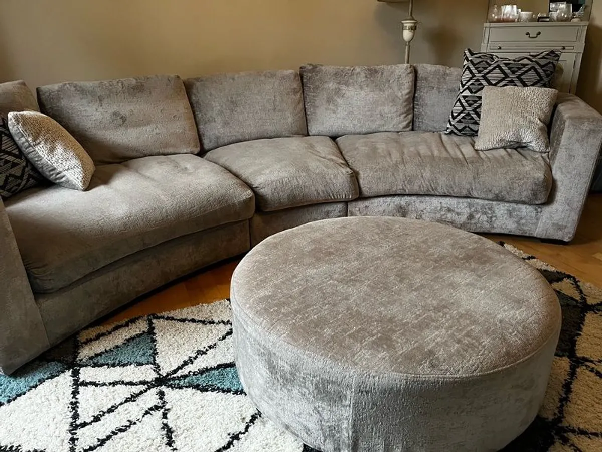 Large corner couch. Perfect condition - Image 4