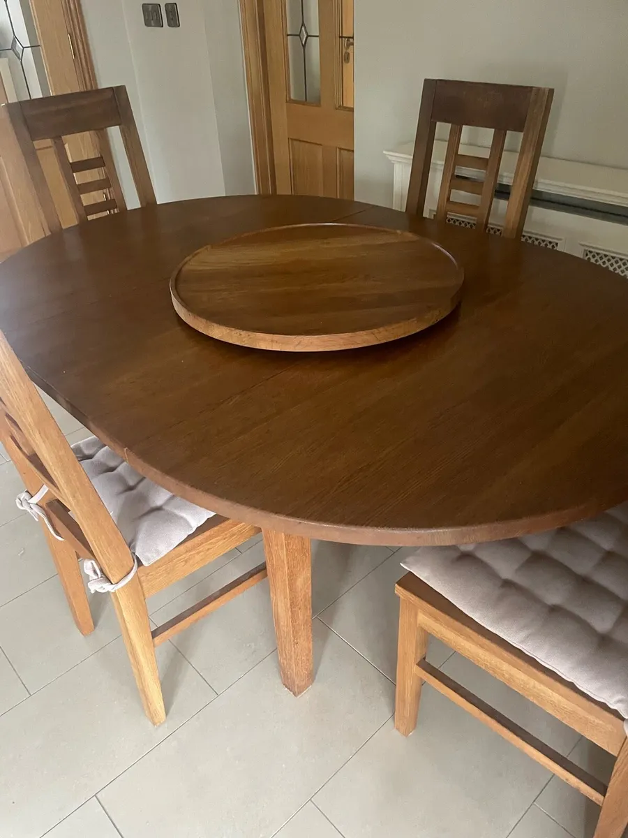 Table and chairs - Image 1