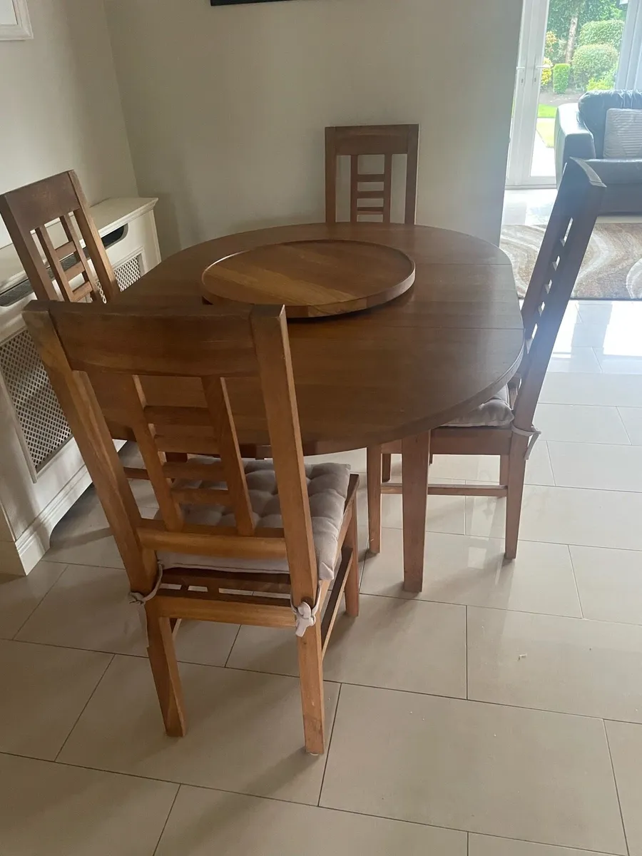 Table and chairs - Image 2