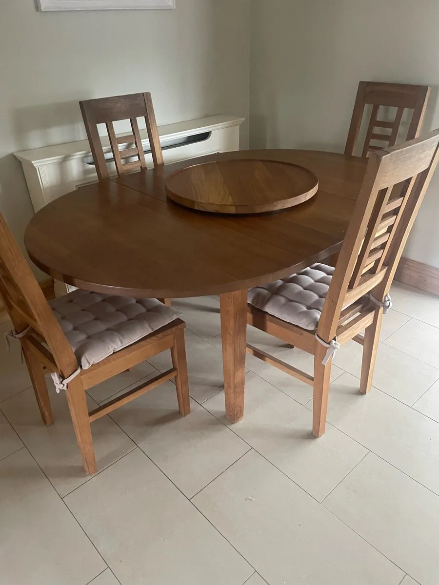 Table and chairs - Image 3