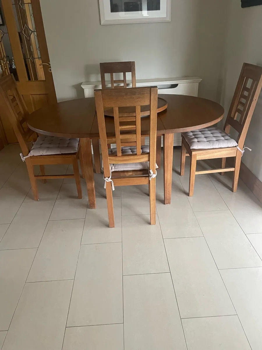 Table and chairs - Image 4