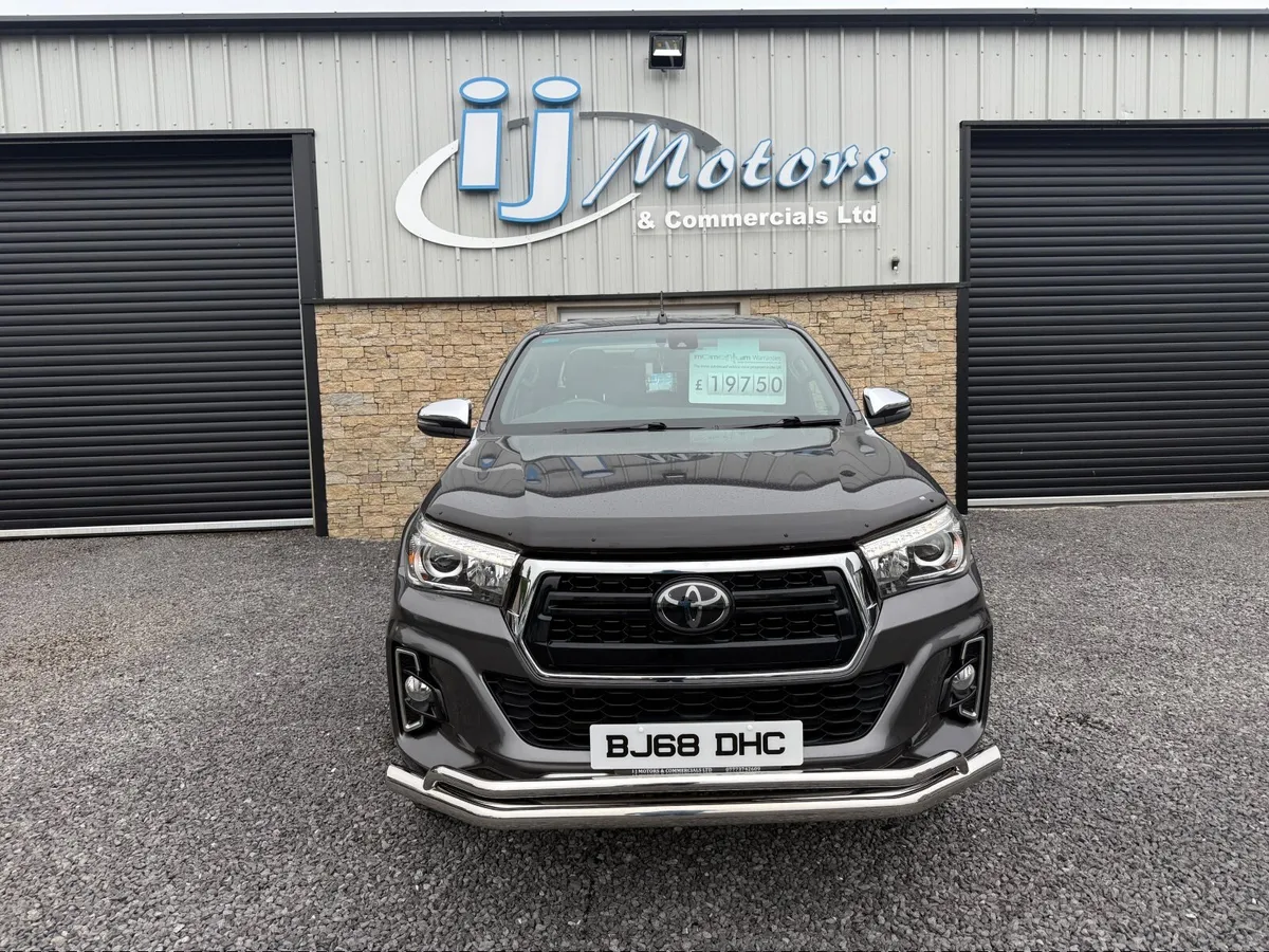 18 TOYOTA HILUX 2,4D4D INVINCIBLE X AUTO 68K - Image 3