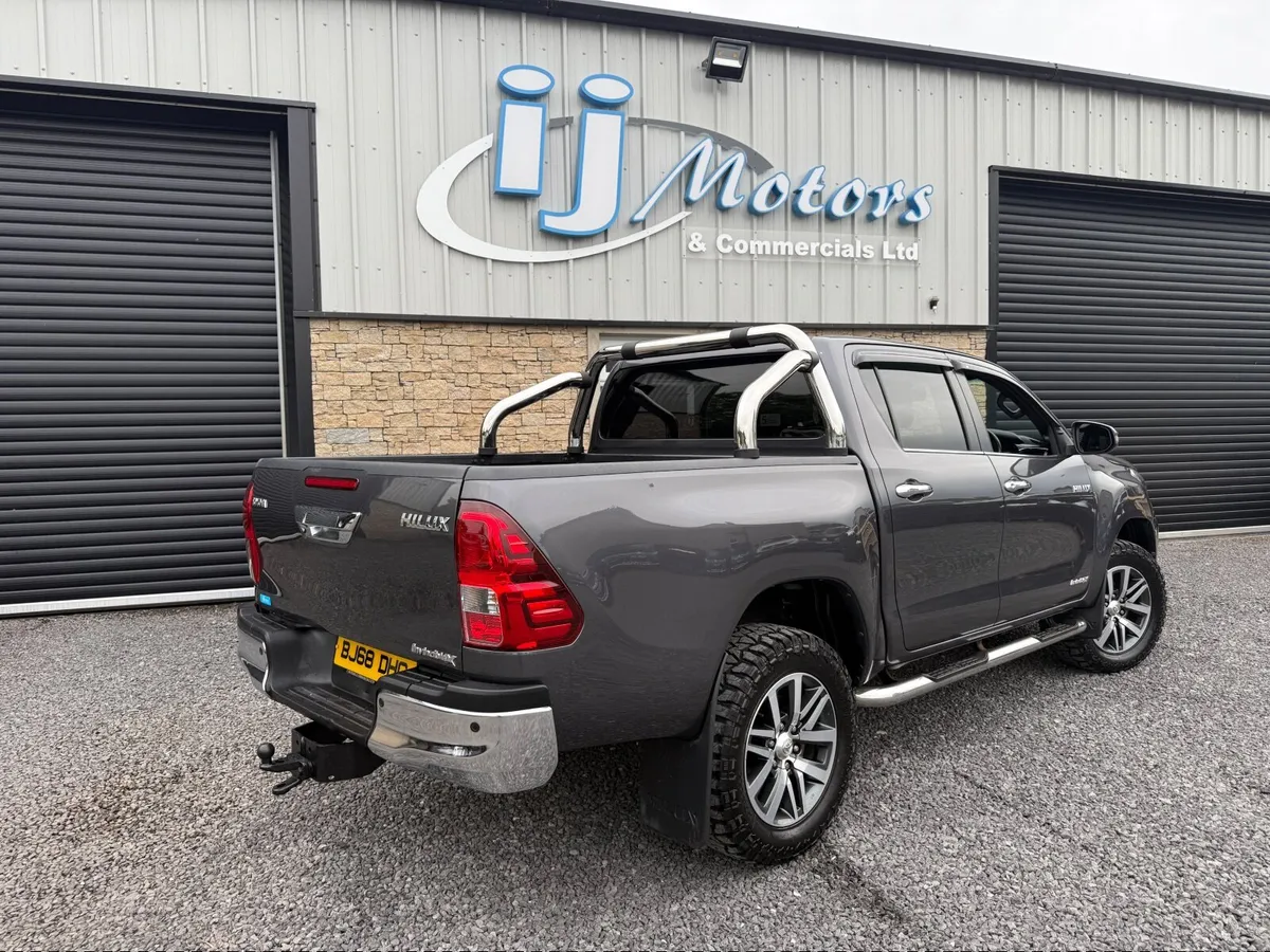18 TOYOTA HILUX 2,4D4D INVINCIBLE X AUTO 68K - Image 4