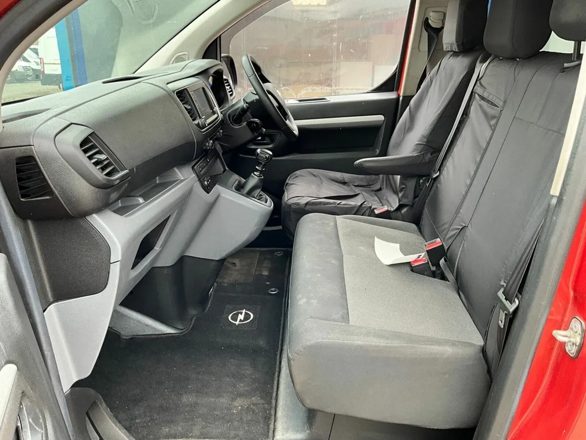 VAUXHALL VIVARO 3100 SPORTIVE CREW VAN - Image 3