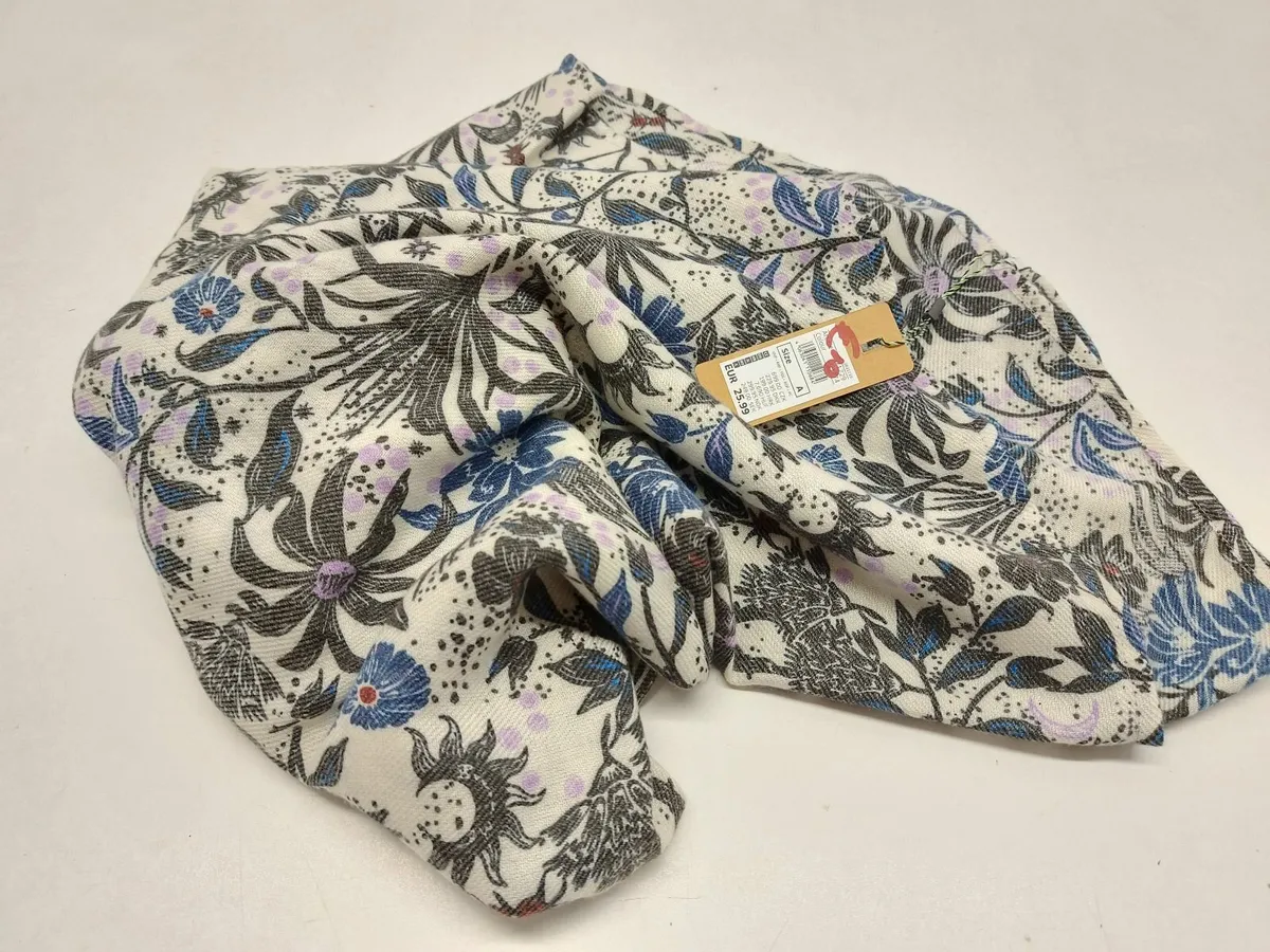 Online Auction Of A Selection Of Scarves & More! - Image 3