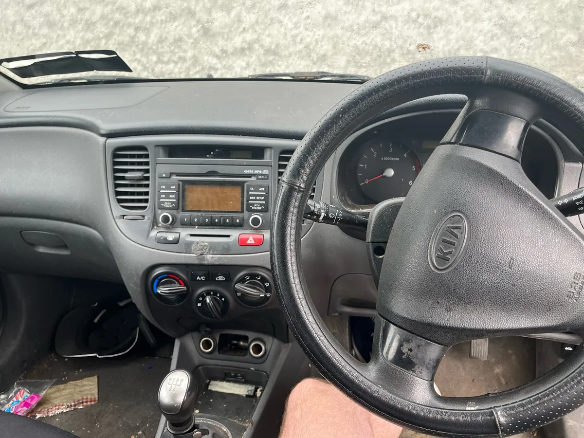 Kia Rio 09 no test no tax runs and drives - Image 1