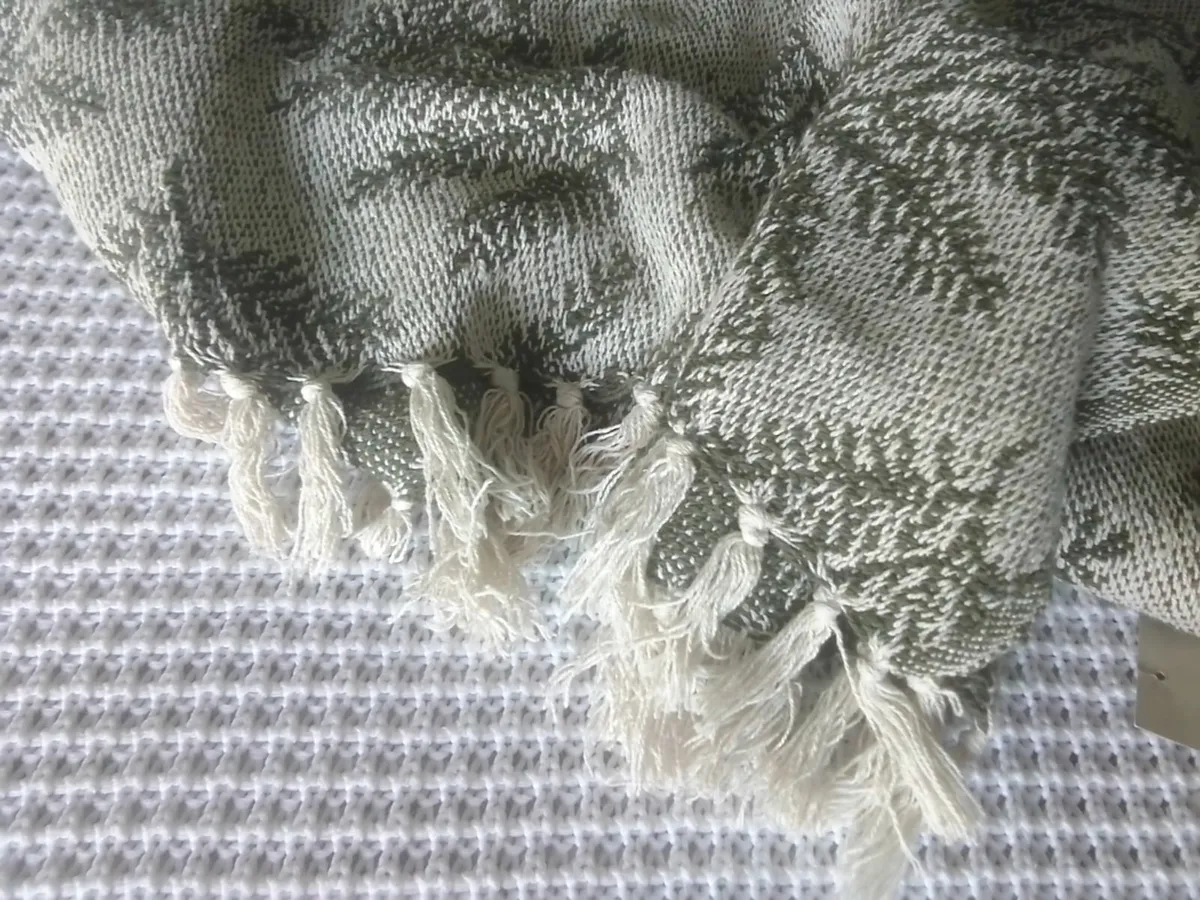 BLOOMINGDALE'  FERN LGE ORGANIC COTTON THROW NEW - Image 4