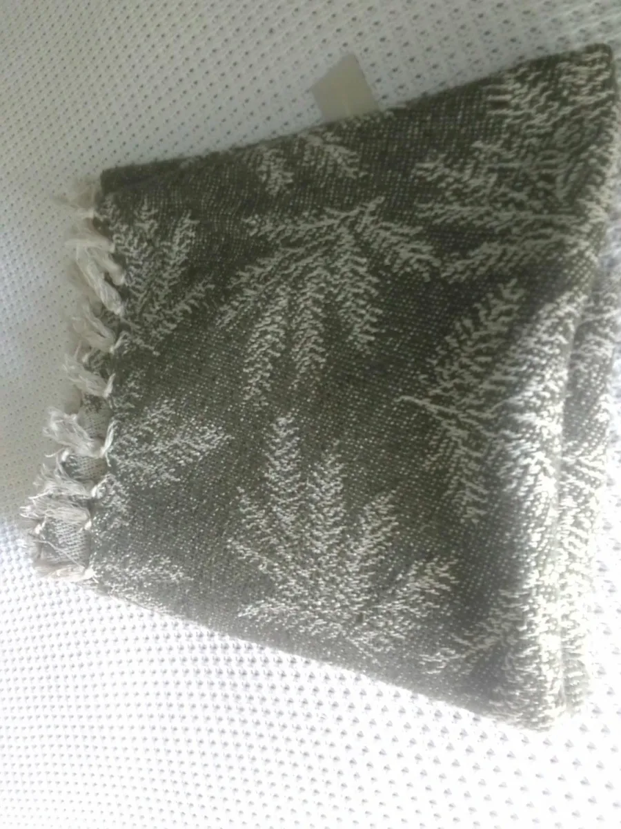 BLOOMINGDALE'  FERN LGE ORGANIC COTTON THROW NEW - Image 1